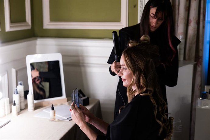 Helen Svedin en el Backstage de Arkhé Cosmetis