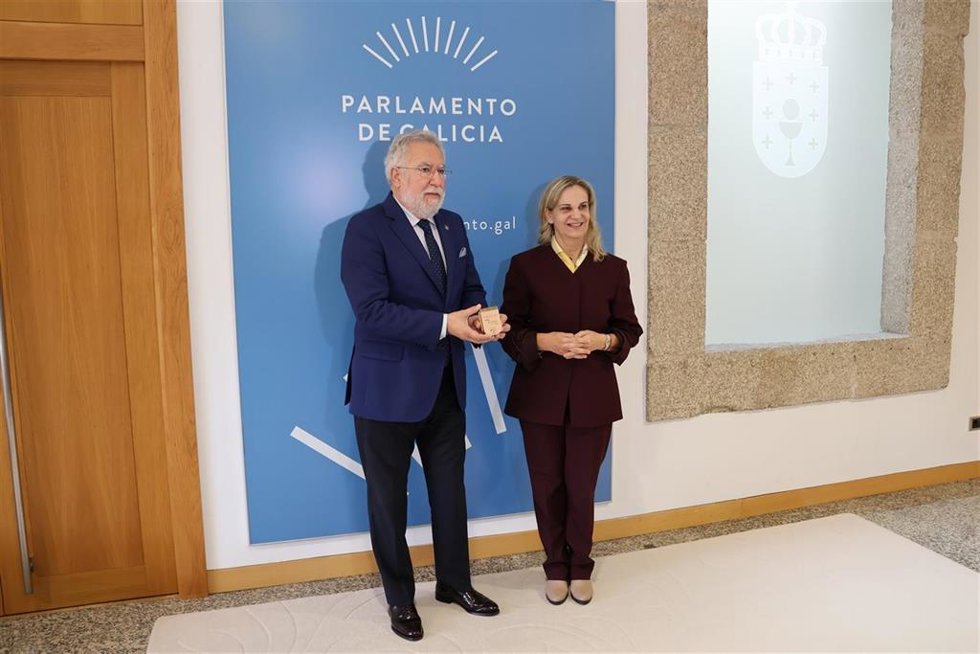 La valedora entrega el informe anual de la institución al presidente del Parlamento, Miguel Santalices.