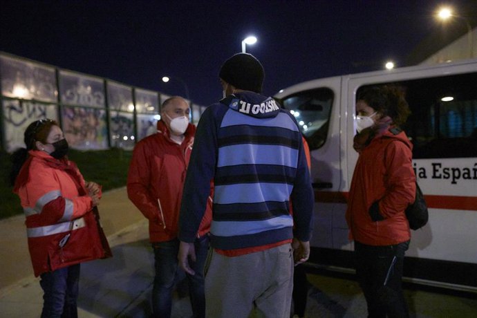 Archivo - Varios trabajadores de Cruz Roja conversan con un hombre sin hogar en el municipio madrileño de Getafe, Madrid (España), a 16 de febrero de 2021. Cruz Roja, a través del Programa de Atención a Personas Sin Hogar, colabora en la atención directa 