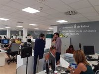 Cort tiende a la mano al personal de las Oficinas de Atención a la Ciudadanía tras la convocatoria de huelga