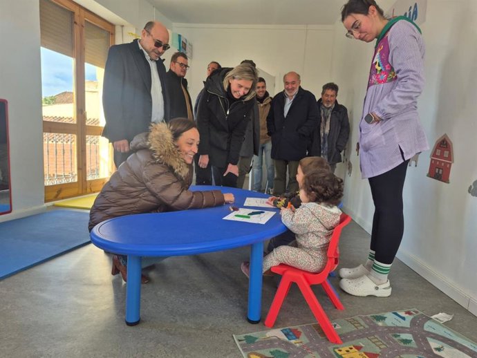 La consejera de Bienestar Social y Familia del Gobierno de Aragón, Carmen Susín, en la casa de infancia de Munébrega.