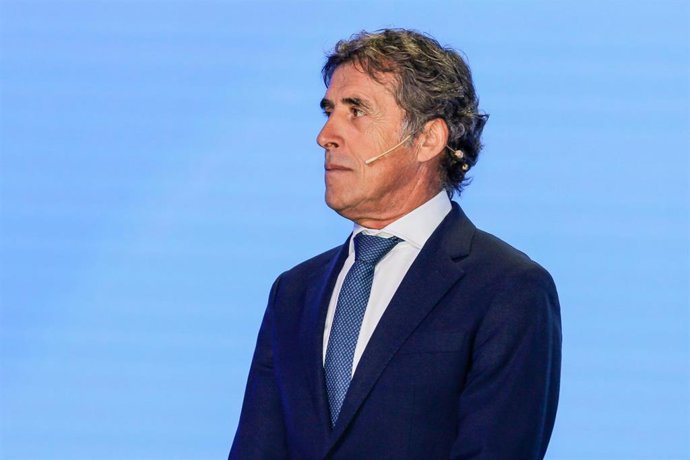 Archivo - Pedro Delgado, former cyclist, looks on during the presentation of Movistar Team for the 2024 cycling season celebrated at Movistar headquarters on December 21, 2023, in Madrid, Spain.