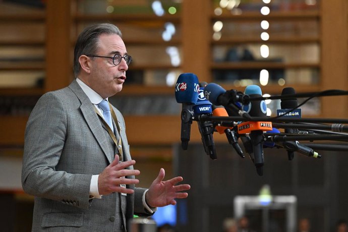 HANDOUT - 23 October 2025, Belgium, Brussels: Belgian Prime Minister Bart De Wever speaks to the media upon his arrival to attend the Euro Summit at the European Council building in Brussels. Photo: Frederic Sierakowski/European Council/dpa - ATTENTION: e