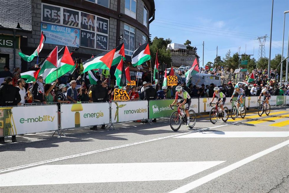 Archivo - Varios ciclistas pasan por una zona con protestas propalestinas durante la 20 etapa de la Vuelta Ciclista a España