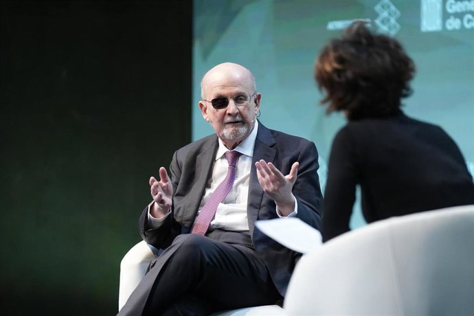 El escritor Salman Rushdie interviene en el foro ‘Metafuturo’, a 21 de noviembre de 2025, en Barcelona, Cataluña (España).  El foro, organizado por Atresmedia, reúne a todo tipo de personalidades del ámbito social y político para debatir sobre temas como 