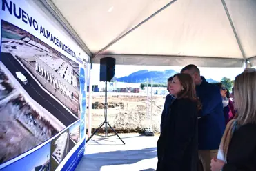 La delegada del Gobierno andaluz en Málaga, Patricia Navarro, en la puesta de la primera piedra del nuevo almacén logístico de agua mineral San Benedetto en Villanueva del Trabuco