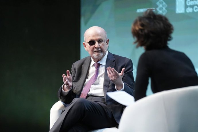 El escritor Salman Rushdie interviene en el foro ‘Metafuturo’, a 21 de noviembre de 2025, en Barcelona, Cataluña (España).  El foro, organizado por Atresmedia, reúne a todo tipo de personalidades del ámbito social y político para debatir sobre temas como 