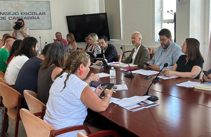 Archivo - El consejero de Educación, Formación Profesional y Universidades, Sergio Silva, con la Junta Docente. Foto de archivo