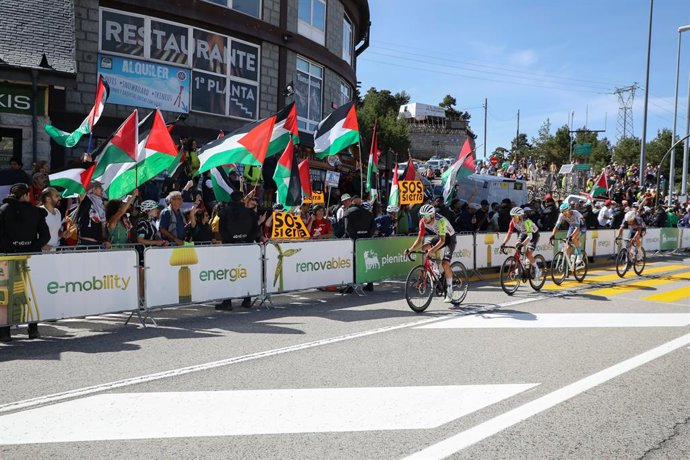 Archivo - Varios ciclistas pasan por una zona con protestas propalestinas durante la 20ª etapa de la Vuelta Ciclista a España, a 13 de septiembre de 2025, en Navacerrada, Madrid (España). Las protestas contra el equipo Israel Premier Tech en la Vuelta a E