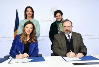 La ministra de Sanitat d'Andorra, Helena Mas, i el rector de la Universitat d'Andorra, Juli Minoves, signant l'acord