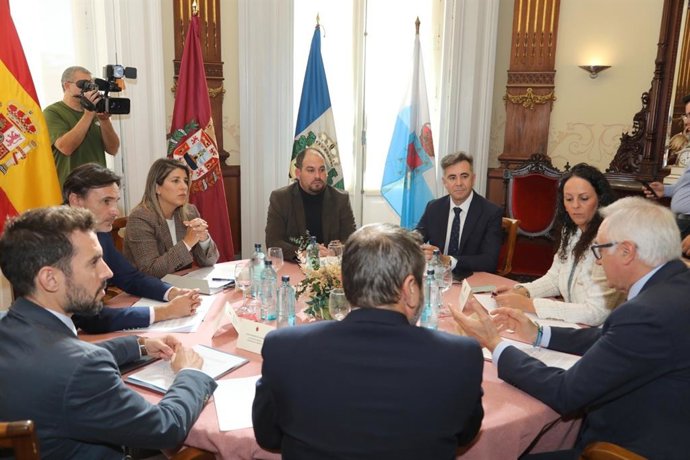 El consejero de Fomento e Infraestructuras, Jorge García Montoro, junto a los alcaldes de Cartagena, Los Alcázares, Fuente Álamo, San Pedro del Pinatar y Torre Pacheco, en la presentación del borrador del protocolo del FEVE