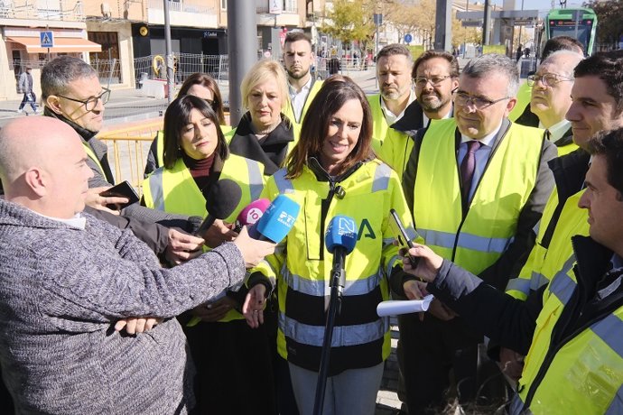 La consejera de Fomento, Rocío Díaz, atiende a los medios en presencia en primer término de la alcaldesa de Armilla, Loli Cañavate, y el subdelegado del Gobierno en Granada, José Antonio Montilla