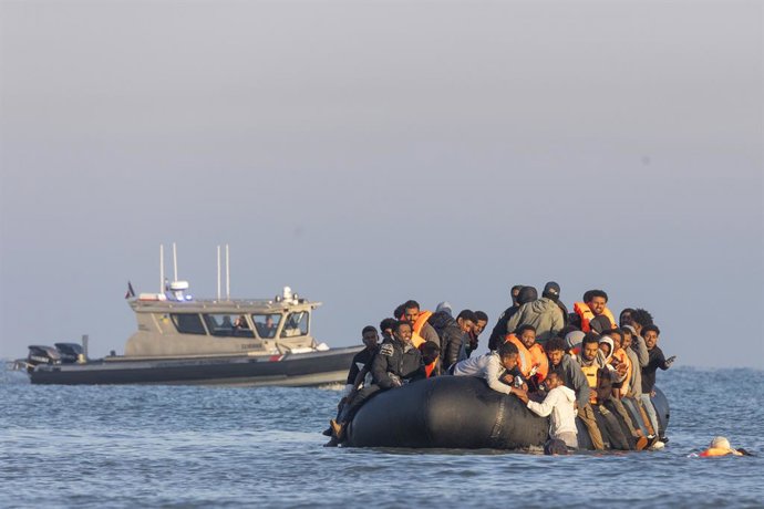 Archivo - Arquivo - 27 de setembro de 2025, Gravelines, Nord, França: Gravelines, França. Migrantes em um bote inflável seguem para o Reino Unido a partir da praia de Gravelines, no norte da França, atravessando o Canal da Mancha. Até o momento, neste ano