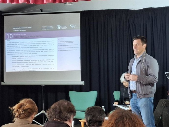 El diputado de Fomento de la Diputación de Cáceres, Luis Fernando García Nicolás, participa en una  jornada organizada por la Asociación para el Desarrollo del Valle del Alagón (Adesval)