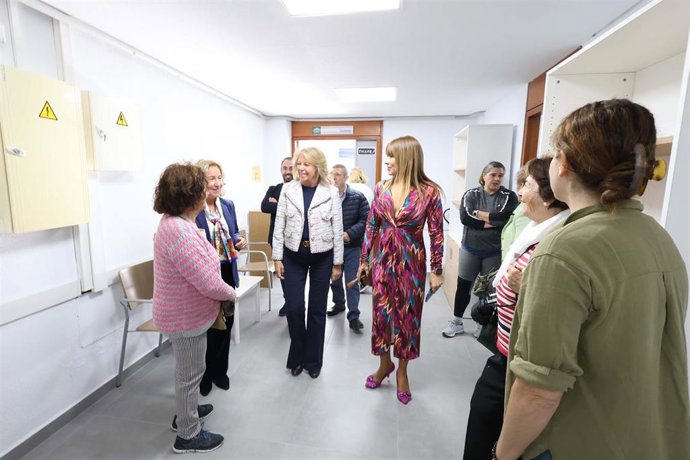 La delegada de Inclusión Social, Juventud, Familias e Igualdad, Ruth Sarabia, ha visitado junto a la alcaldesa de Marbella, Ángeles Muñoz, el Centro de Participación Activa (CPA) de esta ciudad donde han finalizado los trabajos de remodelación.