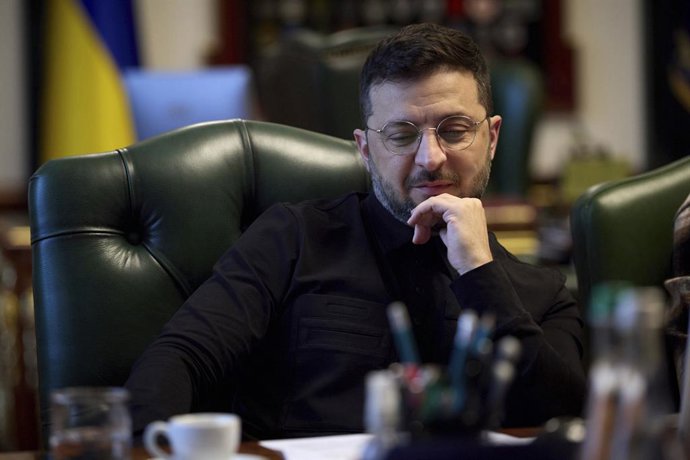 Archivo - October 9, 2025, Kyiv, Ukraine: Ukrainian President Volodymyr Zelenskyy, listens during a telephone call with Czech billionaire Andrej Babis following his victory in the Czech parliamentary elections, October 9, 2025 in Kyiv, Ukraine. Babi¡ is 