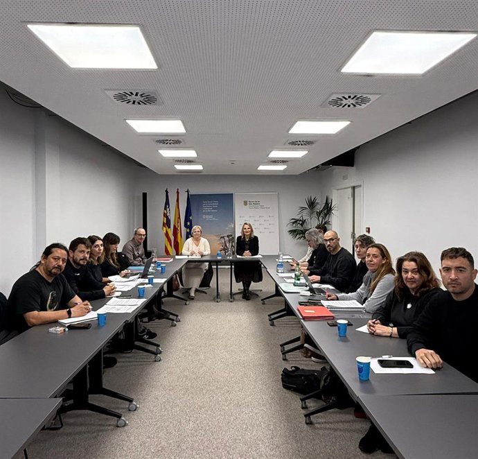 La consellera de Trabajo, Función Pública y Diálogo Social, Catalina Cabrer, reunida con el comité de empresa de IB3.