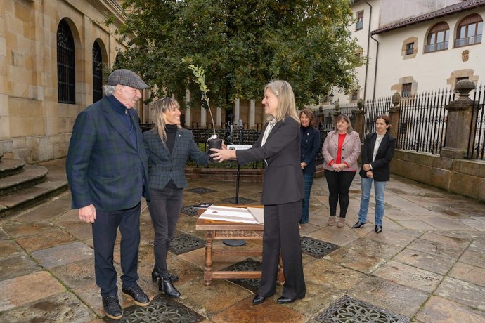 Archivo - La presidenta de las Juntas Generales de Bizkaia, Ana Otadui, entrega un retoño del árbol de Gernika a los representantes del Athletic.