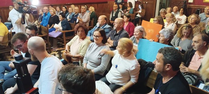 Vecinos de Llucmajor protestan en la sala de plenos.