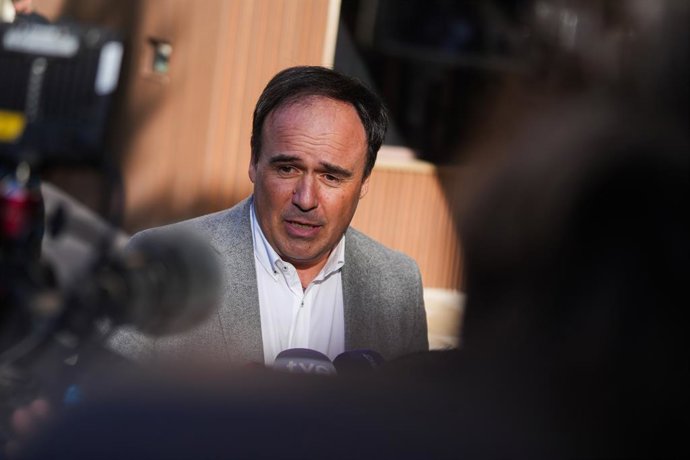 El síndic del grupo popular en las Corts Valencianes y secretario general del PP de la Comunitat Valenciana, Juanfran Pérez Llorca, a su salida del juzgado de Catarroja para declarar en el juicio por la dana, a 21 de noviembre de 2025, en Catarroja, Valen