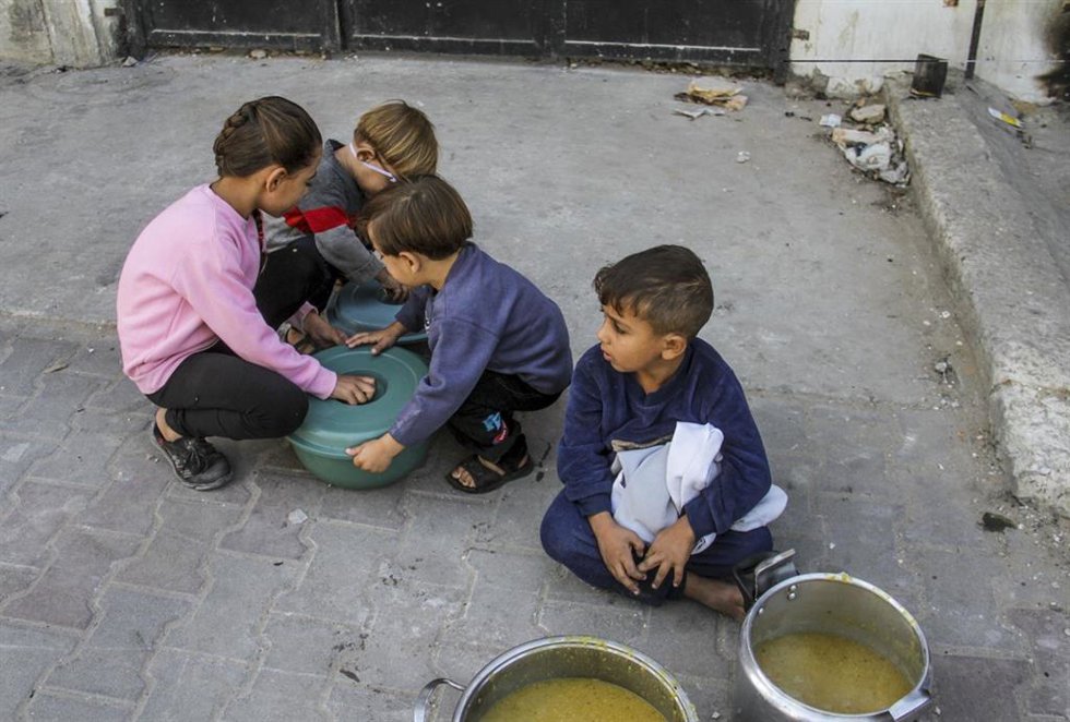 Archivo - Niños palestinos desplazados en la Franja de Gaza