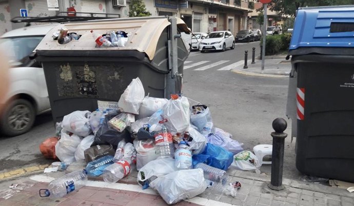Archivo - Imagen de archivo de basura acumulada en un contenedor en València. 