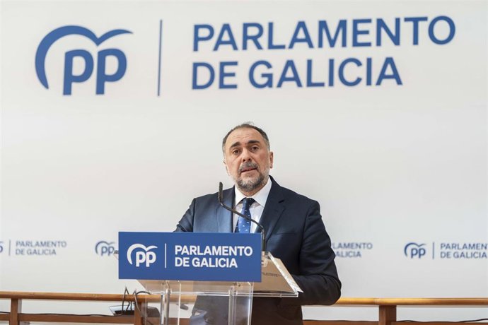 El viceportavoz parlamentario del PPdeG, Julio García Comesaña, en rueda de prensa