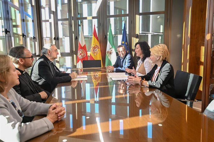 La alcaldesa de Almería, María del Mar Vázquez, durante su reunión con el obispo de Almería, Antonio Gómez.