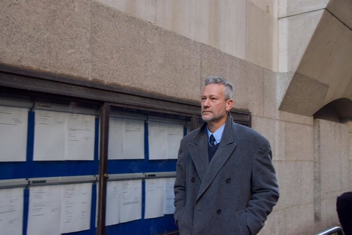21 de novembro de 2025, Londres, Inglaterra, Reino Unido: NATHAN GILL chega ao Tribunal Criminal Central, também conhecido como Old Bailey, para sua audiência de sentença. O ex-líder do Reform UK no País de Gales se declarou culpado de oito acusações de s