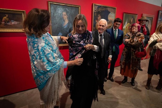 La alcaldesa de Granada, Marifrán Carazo, se prueba un mantón.