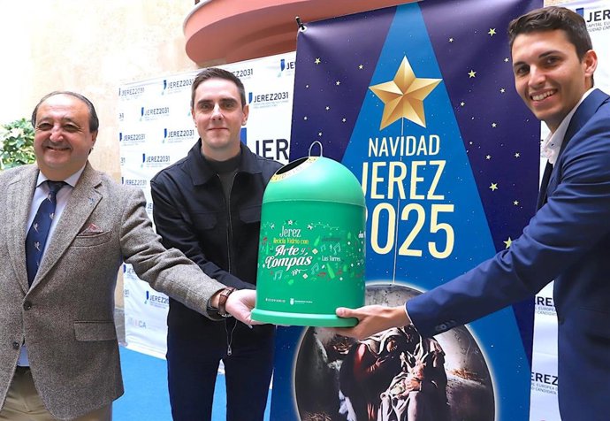 El teniente de alcaldesa de Coordinación de Servicios Públicos y Desarrollo Sostenible en el Ayuntamiento, Jaime Espinar, y el delegado de Cultura y Fiestas, Francisco Zurita, acompañados de Hugo Recio de Ecovidrio, presentan concurso de zambombas