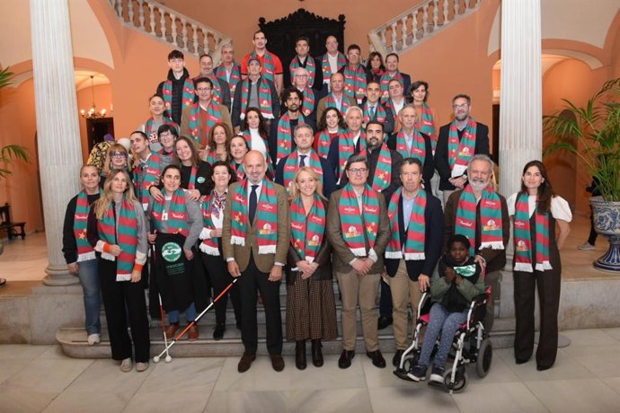 Concejales y miembros de la asociación Apascide, en la presentación de la I Carrera de la Navidad, que tendrá carácter solidario y un trazado por el Parque de María Luisa.
