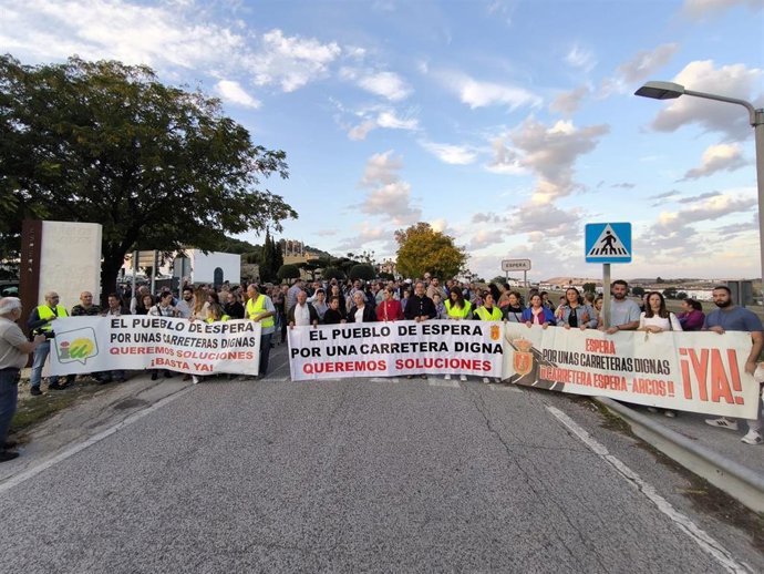 Cargos de IU en una protesta por el desdoble de la A-384.