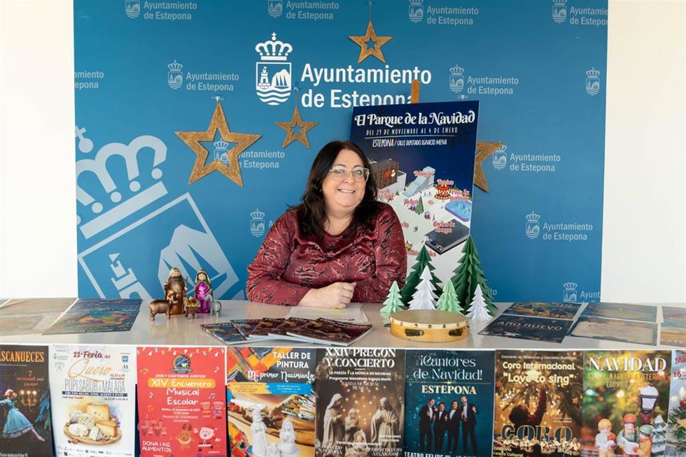 La concejala adscrita al área de Cultura y Fiestas, Macarena Diánez, ha explicado que se han programado numerosas citas para el disfrute de pequeños y mayores, la mayoría gratuitas, en distintos puntos, espacios culturales, calles y plazas de Estepona.