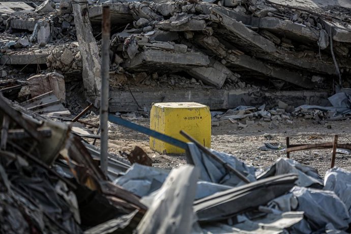 2 de novembro de 2025, Cidade de Gaza, Faixa de Gaza, Território Palestino: Um bloco de concreto amarelo, colocado pelo exército israelense, é visto na área de Jabalia, no norte da Faixa de Gaza, em 2 de novembro de 2025. As marcações supostamente têm o o