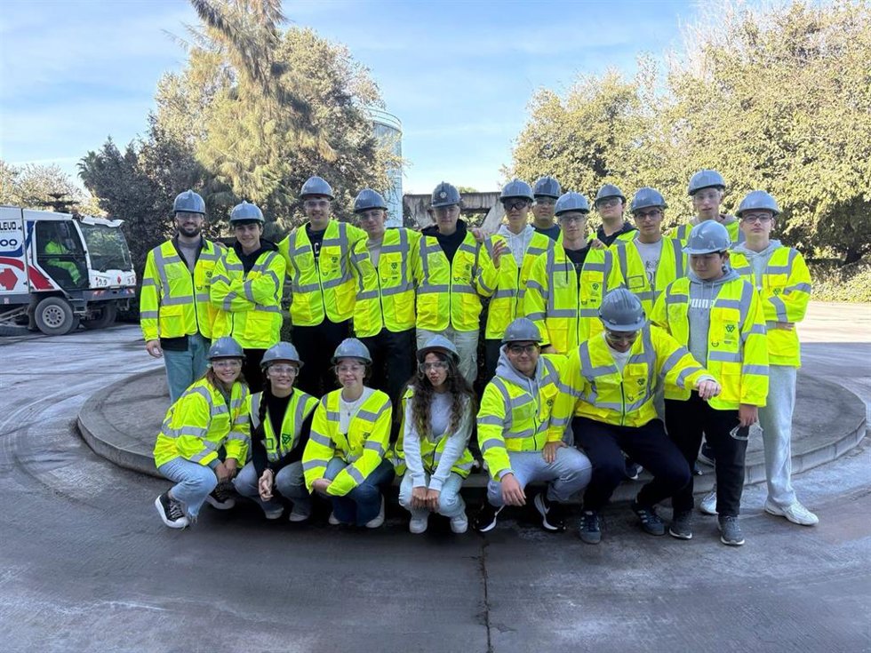 Un grupo de estudiantes del IES Cristóbal de Monroy visitan la fábrica de Cementos Portland.