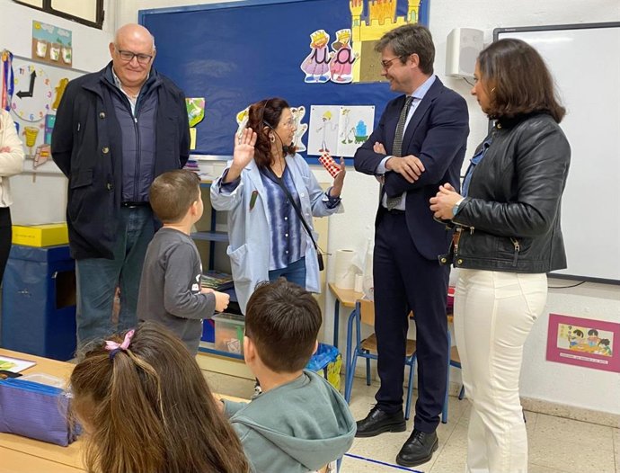 El delegado territorial de Desarrollo Educativo y Formación Profesional de la Junta, Diego Copé, en su visita a La Rambla.