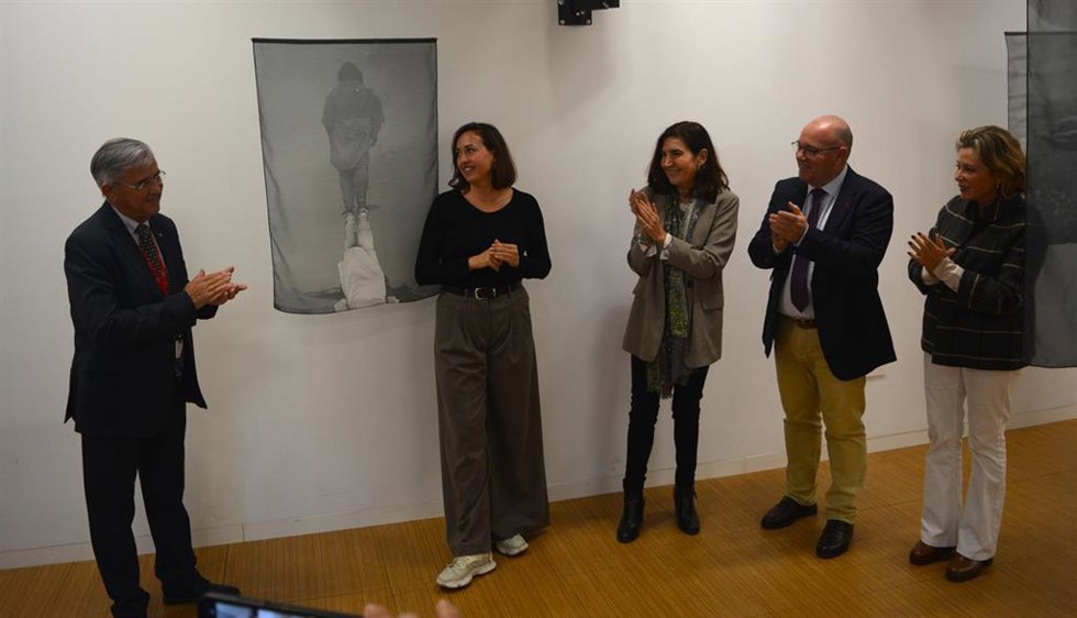 Cruz Roja inaugura en Málaga la muestra 'Fragmentos II', con historias de superación de víctimas de violencia machista.
