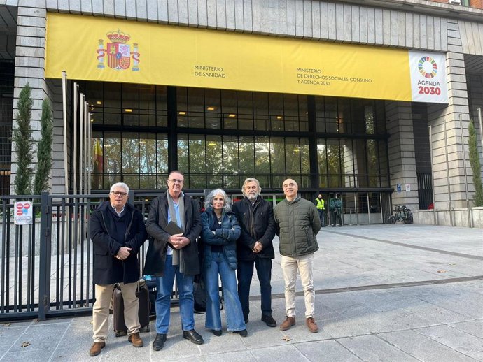 Representantes de CESM y SMA a las puertas del Ministerio de Sanidad.