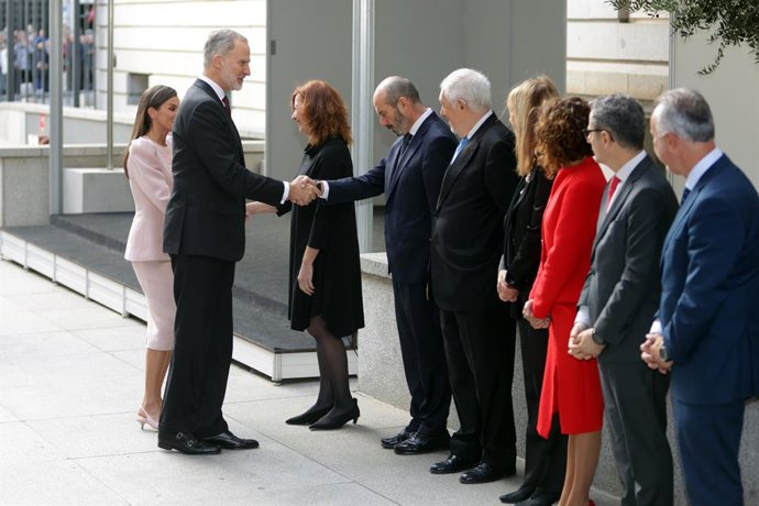 La Reina Letizia y el Rey Felipe saludan a las autoridades a su llegada al acto ‘50 años después: la Corona en el tránsito a la democracia’ celebrado en el Congreso de los Diputados, a 21 de noviembre de 2025, en Madrid (España).