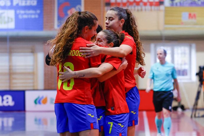 Archivo - La selección española femenina de fútbol sala celebrando un gol