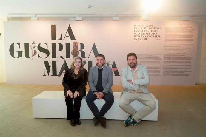 De izquierda a derecha, la directora de la Fundació Miró Mallorca, Antònia Maria Perelló, el primer teniente y regidor de Cultura, Javier Bonet, y el coordinador de Cultura y Turismo, Fernando Gómez de la Cuesta, en la presentación de la programación 2026