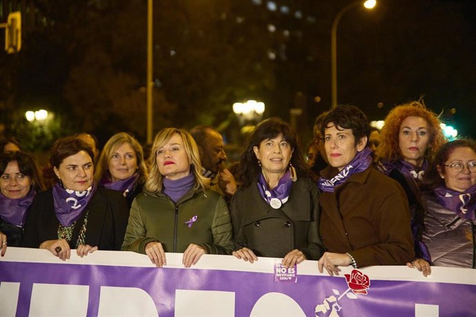 Archivo - La ministra de Educación Pilar Alegría (3i); la ministra de Igualdad, Ana Redondo (3d), y la ministra de Migraciones y Seguridad Social, Elma Saiz (2d), en la manifestación del Foro de Madrid, a 25 de noviembre de 2024, en Madrid (España). 