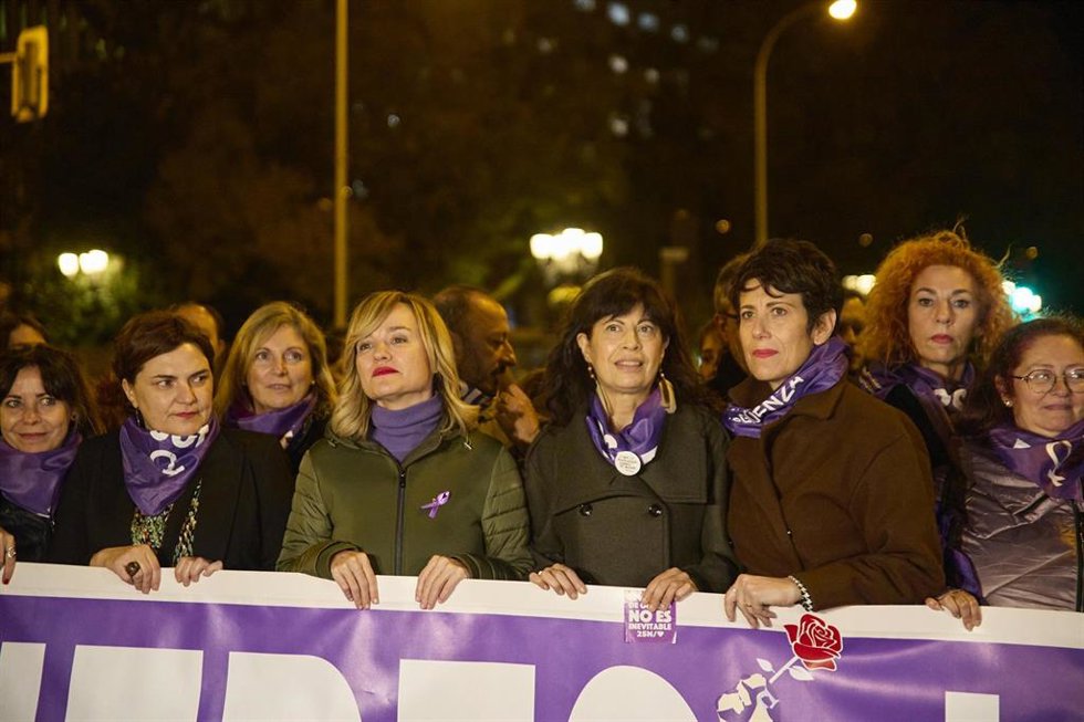 Archivo - La ministra de Educación Pilar Alegría (3i); la ministra de Igualdad, Ana Redondo (3d), y la ministra de Migraciones y Seguridad Social, Elma Saiz (2d), en la manifestación del Foro de Madrid, a 25 de noviembre de 2024, en Madrid (España).