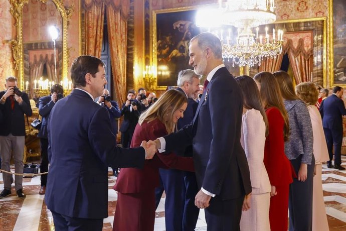 El presidente de la Junta saluda al rey Felipe VI en el acto del 50º aniversario de la restauración de la Monarquía