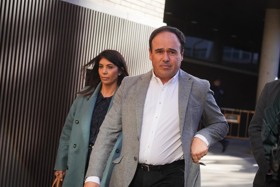 El síndic del grupo popular en las Corts Valencianes y secretario general del PP de la Comunitat Valenciana, Juanfran Pérez Llorca, a su salida del juzgado de Catarroja para declarar en el juicio por la dana, a 21 de noviembre de 2025, en Catarroja, Val