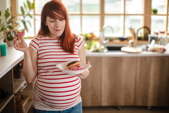 Archivo - Imagen de recurso de una mujer embarazada comiendo.