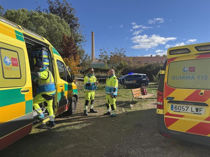 Personal sanitario del SUMMA 112 y Policía Nacional tras un incendio enn parque de Alcalá de Henares que ha dejado un fallecido y un herido grave