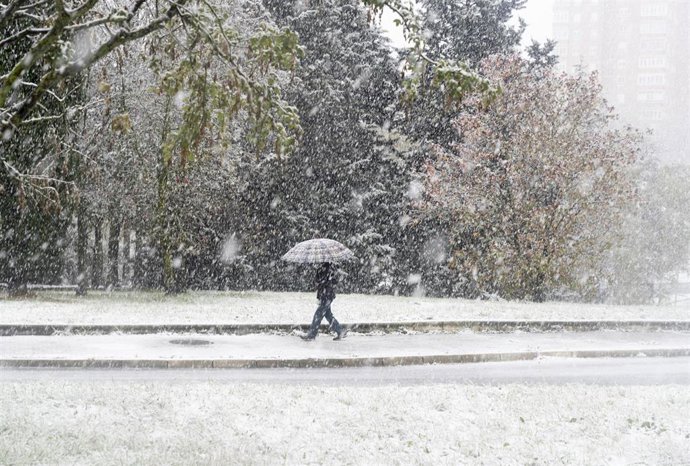 Paseantes cubiertos de nieve durante la llegada de una masa de aire ártico, a 21 de noviembre de 2025, en Vitoria, País Vasco (España).