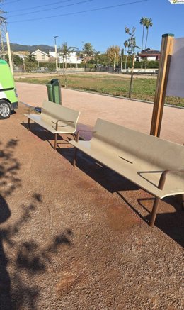 Bancos del Parque Princesa de Asturias ya limpios tras los actos vandálicos.